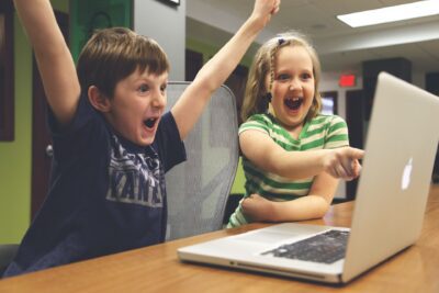 children on laptop